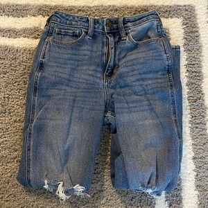 Hollister Ultra High-Rise Mom Jeans
